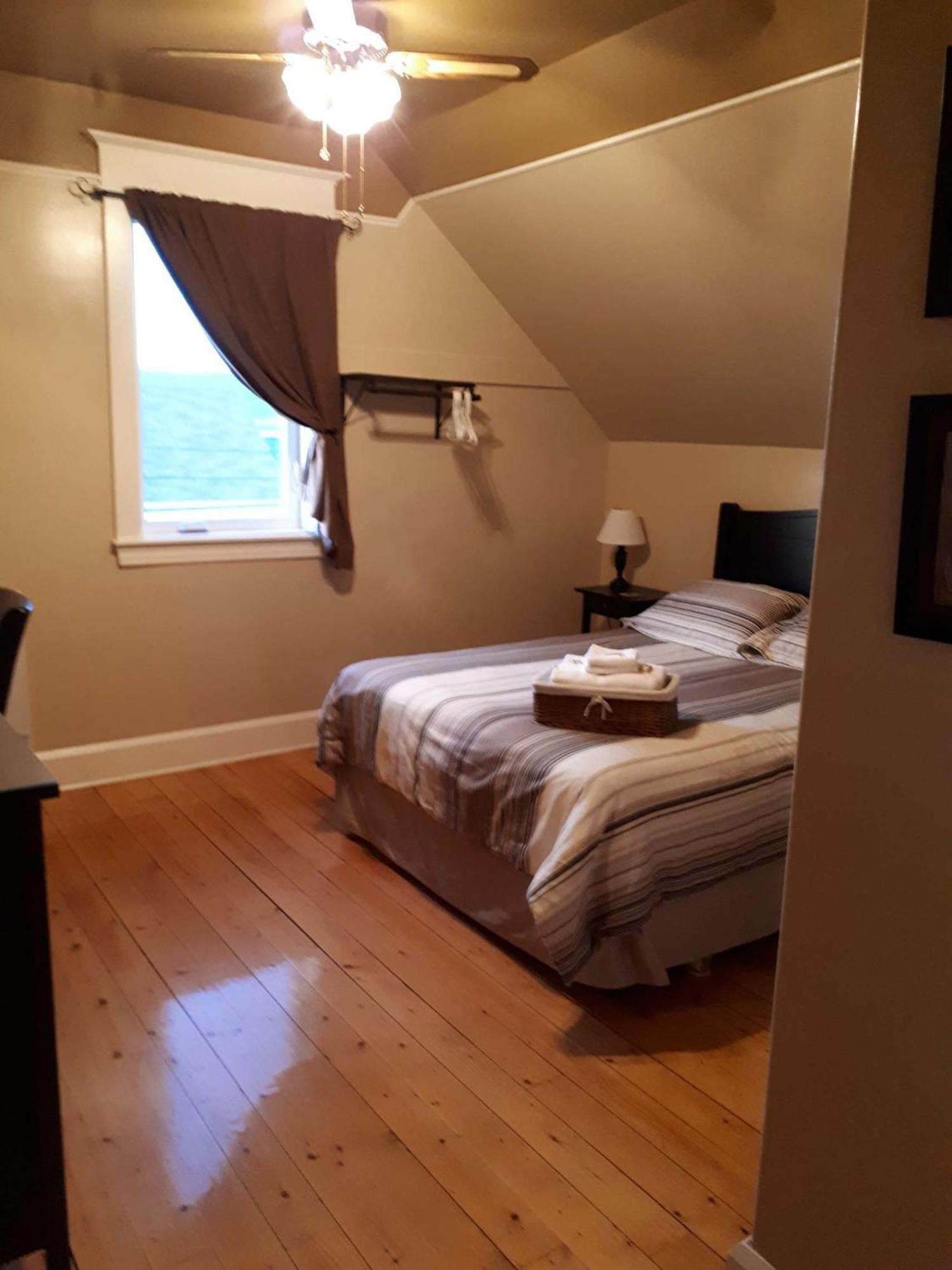 Dans Les Draps De Morphee Bed & Breakfast Campbellton Bagian luar foto
