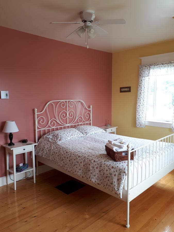 Dans Les Draps De Morphee Bed & Breakfast Campbellton Bagian luar foto