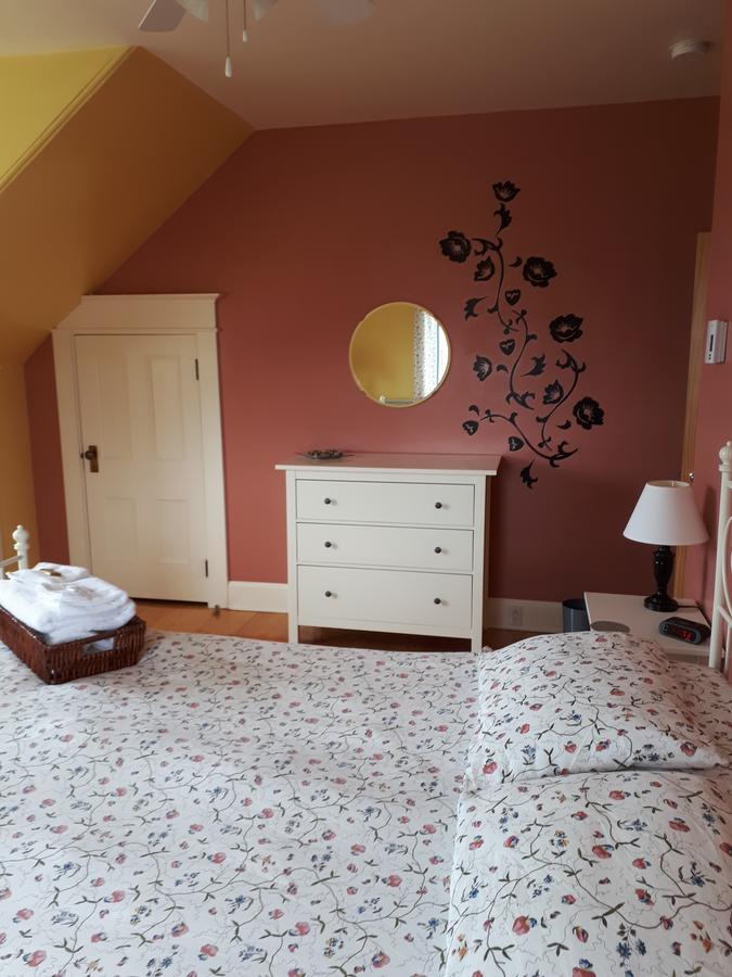 Dans Les Draps De Morphee Bed & Breakfast Campbellton Bagian luar foto